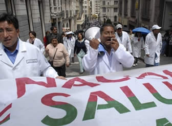 Trabajadores en salud toman las calles de La Paz en feriado