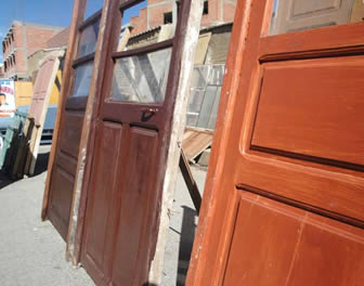 Venta de puertas en la feria 16 de Julio de El Alto