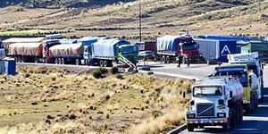 Transporte pesado bloquea frontera con Perú