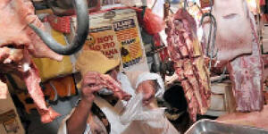 En El Alto decomisan carne en mal estado y productos vencidos