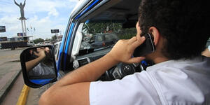 Ponen en marcha prohibición del uso de celular mientras se conduce