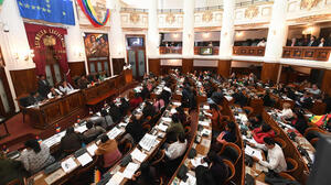 Polémica sesión de la ALP aprueba renuncia de Evo Morales y Álvaro García