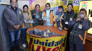 Unidad de la Juventud de El Alto entrega barbijos inclusivos a personas con discapacidad auditiva