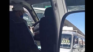 Chófer teje mientras aguarda por pasajeros y se hace viral