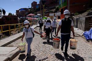 Voluntarios de la CBN trabajan para poner color a los barrios paceños