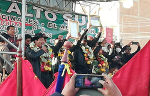 Gobernador Quispe entrega personalidad jurídica a la FEJUVE El Alto Sur