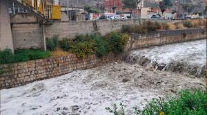Tras intensas lluvias río Choqueyapu rebalsa en La Paz 