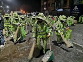 Limpian calles después de la Entrada de la 16 de Julio