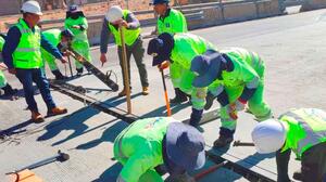 Cierran cuatro carriles en la autopista La Paz – El Alto por trabajos de conservación 