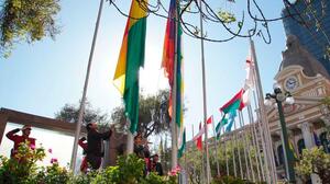 Autoridades y FF.AA. rinden homenaje al 198 aniversario de la Bandera Boliviana