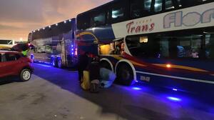 Terminal de Buses de La Paz abarrotada de personas 