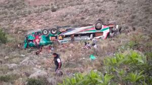 Flota se embarrancó en la ruta Cochabamba – Sucre y deja tres fallecidos y más de 20 heridos