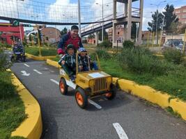 Parque Juancito Pinto abre sus puertas para educar a niños con títeres y cochecitos