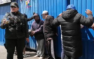 Arrestan a personas que bebían en las calles de la Ceja