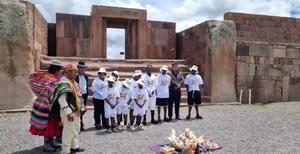 Nansana Kids recorre el sitio arqueológico de Tiwanaku y participa de un ritual a la Pachamama