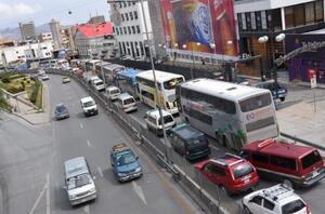 Filas persisten en surtidores de La Paz