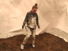 Artista lituana Gintare conecta “pasado y presente” con la instalación “Cuevas” en el Museo Antonio Paredes Candia