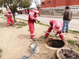Destapan y limpian cámaras de inspección y sumideros en la Av. Julio César Valdés