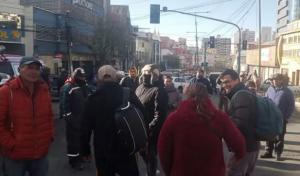 Cierran paso vehicular en la Montes por filas para cargar combustible
