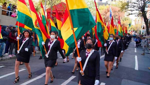 Estudiantes de unidades educativas de La Paz desfilan por el Día del Mar