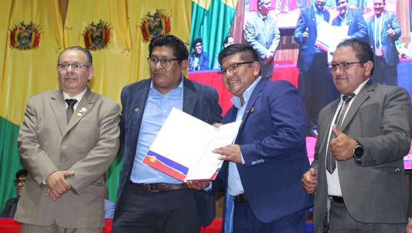 Medicina y Odontología de la UPEA reciben Acreditación del CEUB 