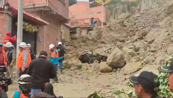Deslizamiento de talud entierra vehículos, afecta a casas y deja un herido en Sopocachi 