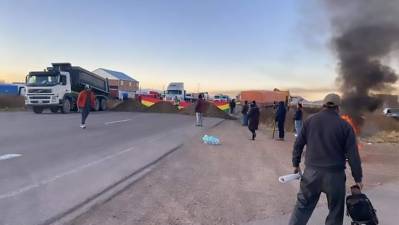 Transporte pesado inician bloqueo en la doble vía La Paz - Oruro