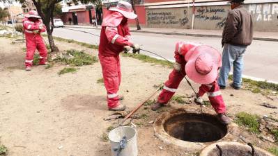 Destapan y limpian cámaras de inspección y sumideros en la Av. Julio César Valdés
