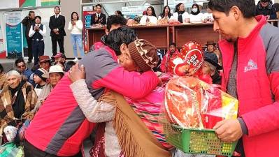 Dos adultas mayores reciben apoyo en salud integral, psicológica y económica de parte de la Alcaldía