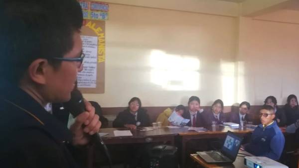 Jóvenes del colegio Boliviano Alemán reciben orientación vocacional y valores 