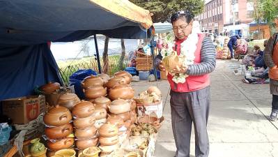 Feria “Año Nuevo Aymara” reúne a artesanos en la Plaza de La Cruz del Distrito 3