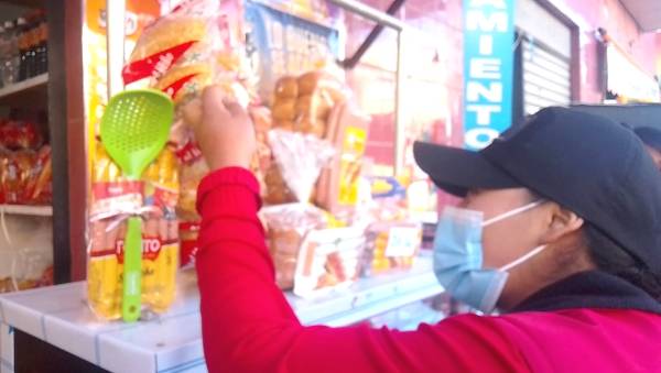 Más de 20 puestos fueron inspeccionados por San Juan para verificar precios y registros sanitarios