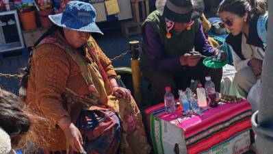 Amautas leen suerte en estaño derretido y huevos en El Alto