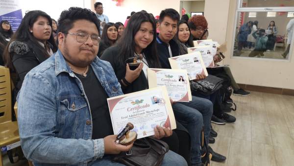Un centenar de jóvenes y señoritas se gradúan en cinco carreras técnicas del Espacio Joven 