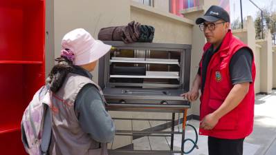 Entregan un horno industrial a una madre lustrabotas 
