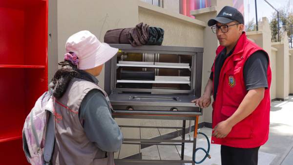 Entregan un horno industrial a una madre lustrabotas 
