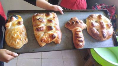 Niños elaboran masitas por Todos Santos
