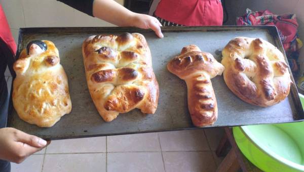 Niños elaboran masitas por Todos Santos