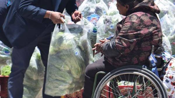 UPEA lanza su Agromarket y regala verduras a familias humildes