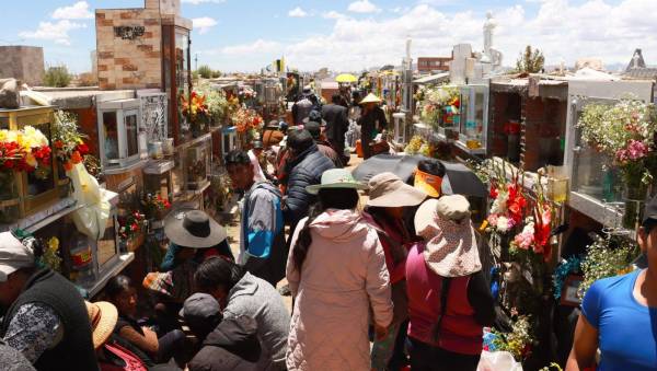 Masiva concurrencia a los cementerios de El Alto 
