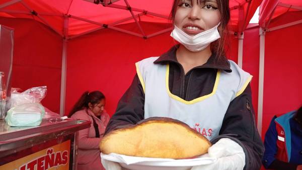 Emprendedores brillan en el Tercer Festival de la Salteña realizada en el Jach´a Uta