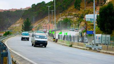 Restablecen el tránsito vehicular en ambos carriles de la Autopista La Paz-El Alto