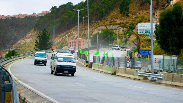 Restablecen el tránsito vehicular en ambos carriles de la Autopista La Paz-El Alto