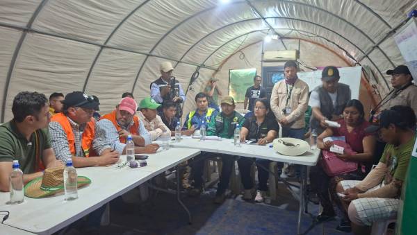 Vicepresidente Lara llega con alimentos y víveres a la población de Achira en Samaipata