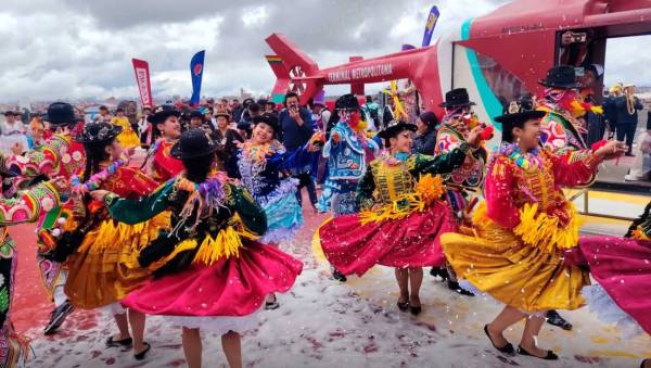 Ch’utas y pepinos aterrizan en El Alto