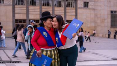 A los 71 años, Eulogia se tituló junto a su hija en la UMSA
