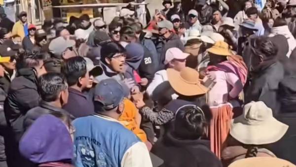 Comerciantes de la feria 16 de Julio de El Alto expresan rechazo a los bloqueos