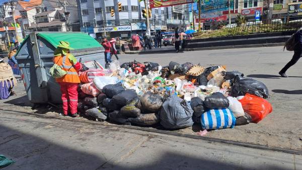 Trabajadores de Trebol alertan que los bloqueos impiden recoger la basura en El Alto