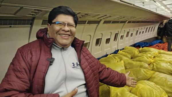 Vecinos agradecen al Alcalde de El Alto por la venta de pollo en días de crisis