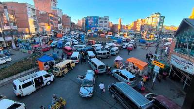 Se normaliza el tránsito en Ballivián, la Autopista La Paz-El Alto y Viacha tras el despeje de vías